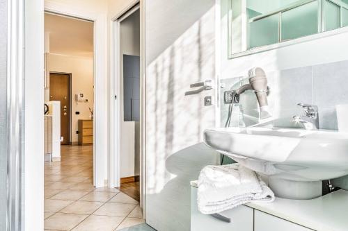 布斯托阿西齊奧的住宿－Residenza Liliana，白色的浴室设有水槽和镜子