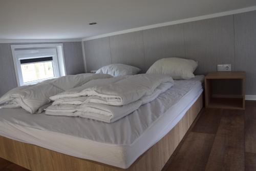 เตียงในห้องที่ Camping de Pallegarste - voor uw vakantiebestemming!