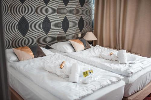  Hotel Lucia -  Room  picture :    Shower    TV    Hairdryer                            