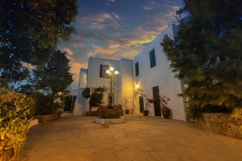 un patio de un edificio blanco por la noche en Andromeda Residence, en Mykonos ciudad