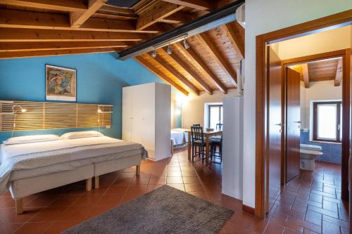 ヴェローナにあるCorte Roveggia - Monolocale Picassoのベッドルーム1室(ベッド1台付)、ダイニングルームが備わります。