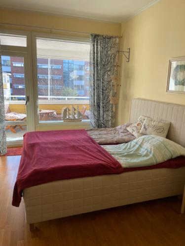 a bed sitting in a room with a window at Kotka Pearl (Kotkan Helmi) in Kotka