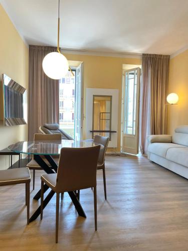 un salon avec une table, des chaises et un canapé dans l'établissement Hotel Residence Esplanade, à Viareggio