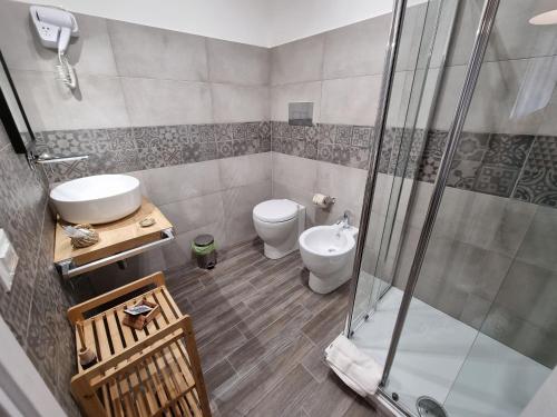 łazienka z prysznicem, toaletą i umywalką w obiekcie Residenza Tarzanà w mieście Palermo