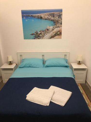 Un pat sau paturi într-o cameră la Trapani Apartments