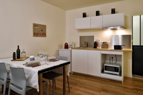 Kuchyň nebo kuchyňský kout v ubytování Hôtel Fesch & Spa
