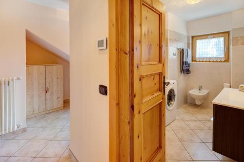 łazienka z pralką i suszarką w pokoju w obiekcie Appartamento Valleverde w Livigno
