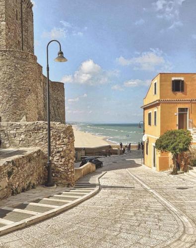 a street light next to a building next to a beach at Dimora Brezza di Mare in Termoli