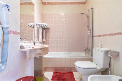 Hotel Dom Vascoにあるバスルーム