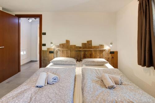 a bedroom with two beds with pillows on them at Appartamento Stefan Trepalle in Livigno