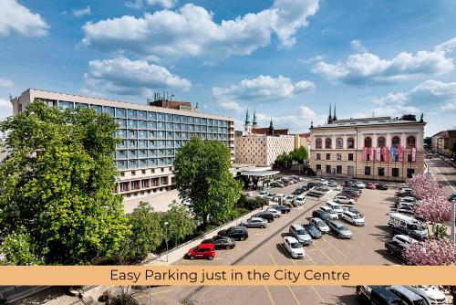 un parcheggio con auto parcheggiate nel centro della città di Hotel International Brno a Brno