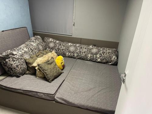 ein Bett in einem kleinen Zimmer mit Kissen darauf in der Unterkunft Palhoça Casa na Praia de fora Palhoça - 30m do mar in Palhoça