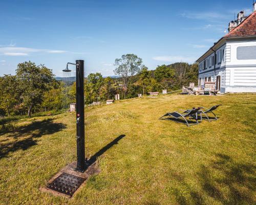 a pole in the grass next to a house at Villa Waldhaus in Český Krumlov