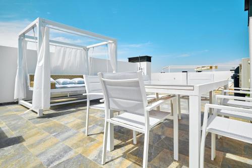 坎波阿莫的住宿－Apartment Onde，阳台设有白色用餐室、桌椅