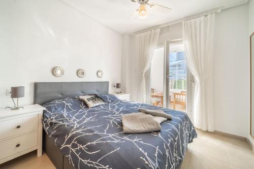 una camera con letto e piumone blu di Garden Apartment with Hot Tub - ER2104LT a Torre-Pacheco