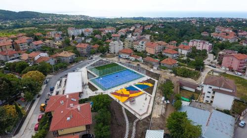an overhead view of a building with a swimming pool at Апартамент SUMI in Varna City