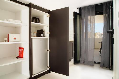 een kamer met witte planken en een raam bij St. Nicolas Soho Apartments in Agios Nikolaos