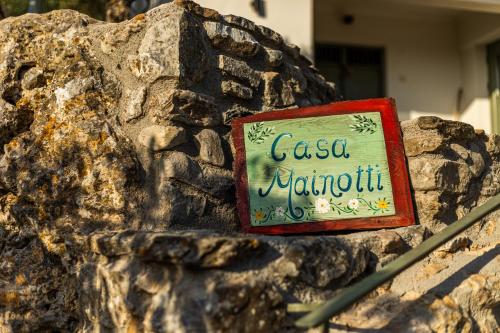 a sign on the side of a rock at Casa Mainotti - Villa in Mani in Nomitsís