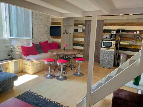 un salon avec un canapé et une table dans l'établissement Au bord de l'eau à ConcarnOLoc, à Concarneau