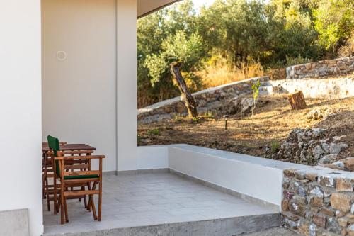 a room with a table and chairs and a painting on the wall at Casa Mainotti - Villa in Mani in Nomitsís
