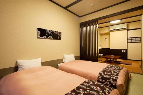 En eller flere senger på et rom på Takayama Ouan