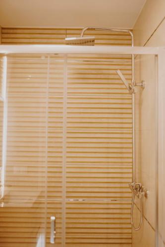 a bathroom with a window with bamboo blinds at Villa Adele in Polanica-Zdrój