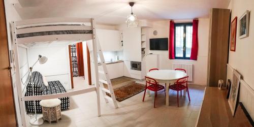a small room with a table and a bunk bed at Il Rifugio di Diana in Lodi