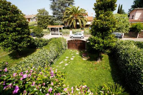 a garden with a car parked in a parking lot at Villa Piri in Sabaudia