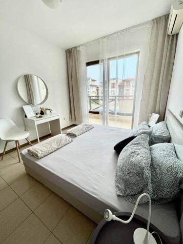 En eller flere senger på et rom på Апартамент в комплекс Свети Никола плаж Градина