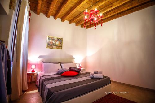 een slaapkamer met een bed en een kroonluchter bij Sole e Vento in Chioggia