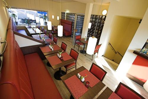 an overhead view of a restaurant with tables and chairs at Hotel Wiking in Kiel