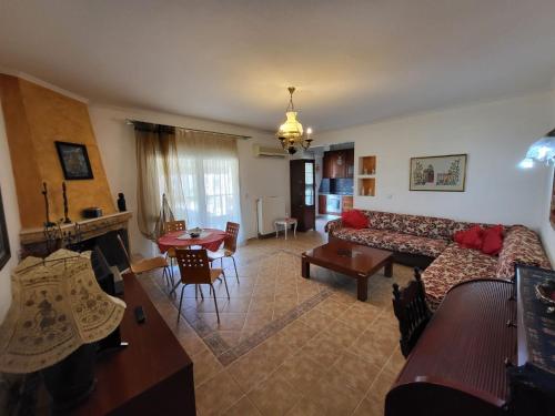 a living room with a couch and a table at RITSA APARTMENT in Perea