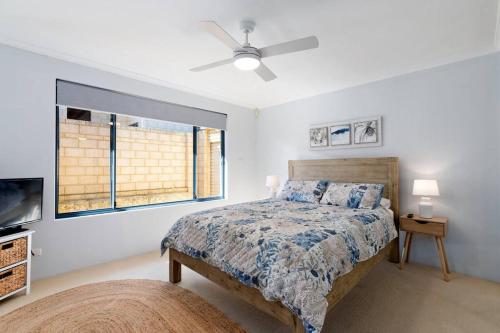 A bed or beds in a room at Avalon Beach Escape ~ Family Favourite with Wifi