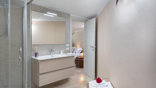 ein weißes Bad mit einem Waschbecken und einer Dusche in der Unterkunft Villa Night and Day 62 Emma Villas in Alcamo