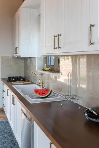 Una cocina o cocineta en Kika Residences
