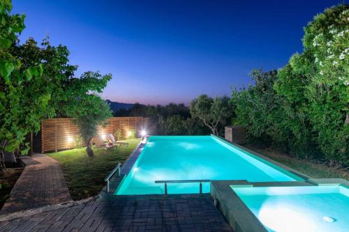 The swimming pool at or close to Majestic Villa