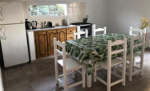 Kuchyň nebo kuchyňský kout v ubytování Cabañas El Chaja Tandil