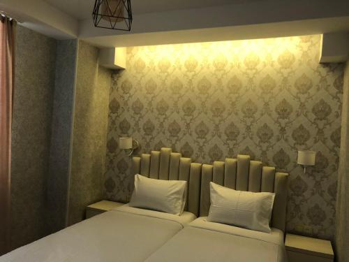 een slaapkamer met een bed met 2 kussens bij sharing apartment kutaisi in Koetaisi