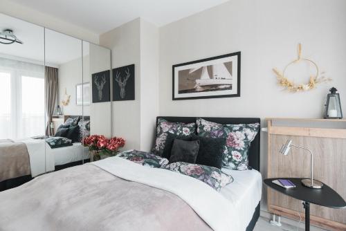 een slaapkamer met een groot bed en een spiegel bij Downtown Penthouse Budapest in Boedapest