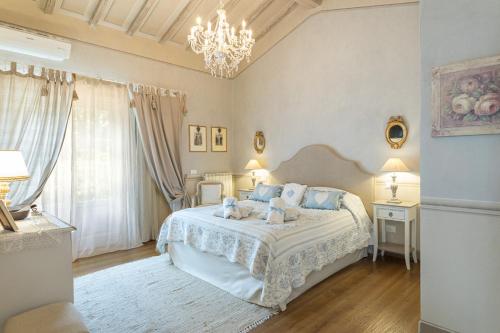 A bed or beds in a room at LA CAPANNINA 2&2, Emma Villas