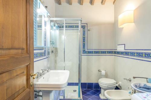 A bathroom at LA CAPANNINA 2&2, Emma Villas