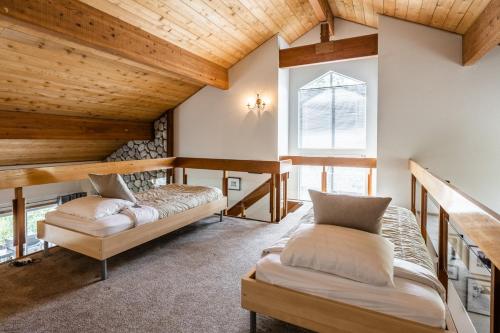 Postel nebo postele na pokoji v ubytování Snowcreek IV 549