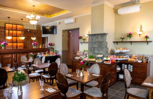 een restaurant met houten tafels en stoelen en een bar bij Amber Boutique Hotels - Hotel Amber in Krakau