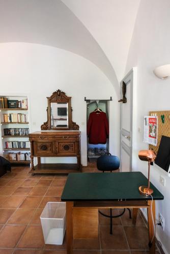 Cette chambre comprend une table, un miroir et une commode. dans l'établissement Villa des Antiquaires, à Bédarieux