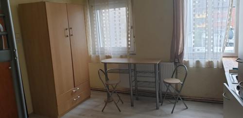 małą kuchnię ze stołem i 2 krzesłami w obiekcie MA-A2 Single Wohnung w mieście Krefeld