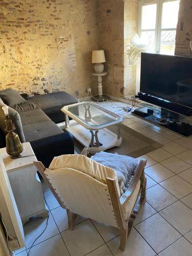 - un salon avec un canapé et une table basse dans l'établissement A DEUX PAS, à Bergerac