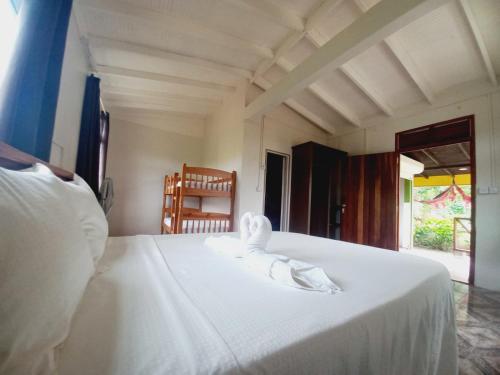 מיטה או מיטות בחדר ב-Serenity Lodges Dominica