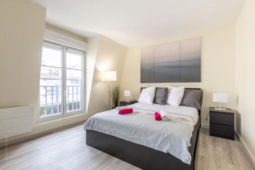 - une chambre avec un grand lit et 2 oreillers roses dans l'établissement Sweet Family Vacations - Fairytale Factory, à Chessy