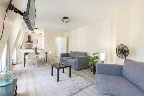 un salon avec un canapé et une table dans l'établissement Sweet Family Vacations - Fairytale Factory, à Chessy