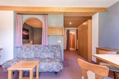 una sala de estar con un sofá y una mesa en Ferienparadies Sabina Euringer, en Alpe di Siusi